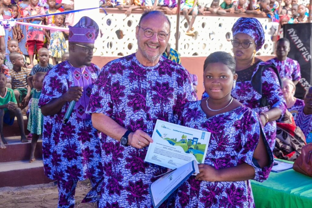 Remise du certificat Idée à ADAVI Grâce Floroëlle, l’une des 16 diplômés